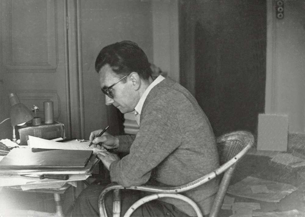 Joan Brossa a l’estudi del carrer d’Alfons XII. Anys cinquanta