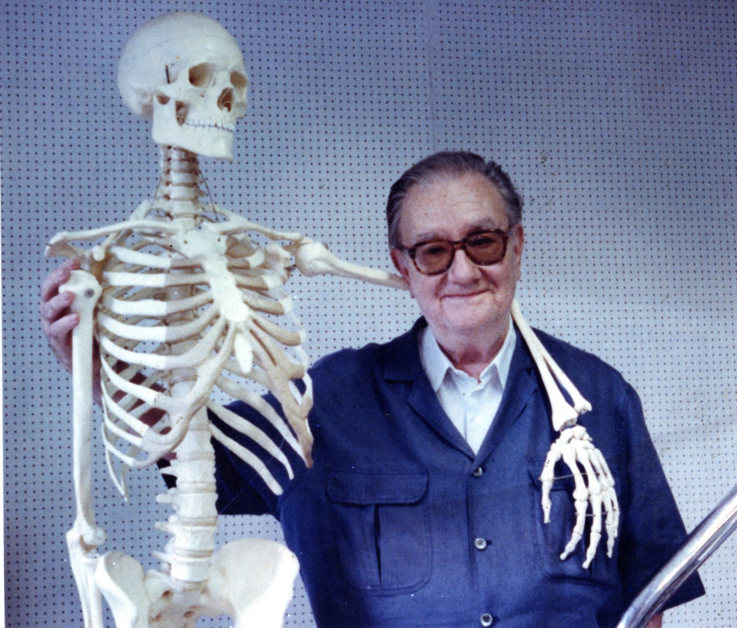 Joan Brossa abraçant un esquelet, 1993. Fotògraf: Francesc Català-Roca